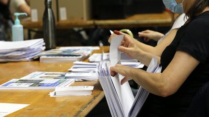 Des volontaires effectuent la mise sous pli des professions de foi des candidats pour le 2e tour des élections départementales, le 23 juin à Colmar. Photo d'illustration. (VANESSA MEYER / MAXPPP)