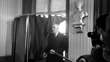 Le président de la République, le général Charles de Gaulle vote au référendum le 27 avril 1969 à Colombey-les-deux-églises (Haute-Marne). (AFP)