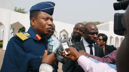 Le chef d'Etat major nig&eacute;rian Oluseyi Pentirin s'exprime le 29 d&eacute;cembre 2011 apr&egrave;s l'attaque ayant vis&eacute; une &eacute;cole coranique &agrave; Maiduguri (Nigeria). (PHILIP OJISUA / AFP)