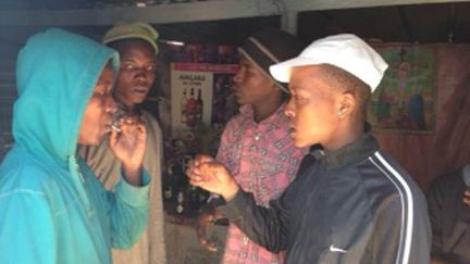 Gang du township de Diepsloot à Johannesburg. Ils fument un mélange d'héroïne et d'herbe à deux euros la dose. Ils avalent ainsi plusieurs joints par heure qu'ils se paient en braquant et cambriolant.  (Stéphane Dubun)