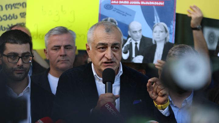 L'homme d'affaires Mamuka Khazaradze, l'un des fondateurs du parti Lelo, lors d'une manifestation à Tbilissi (Géorgie), le 20 septembre 2023. (DAVIT KACHKACHISHVILI / ANADOLU AGENCY VIA AFP)