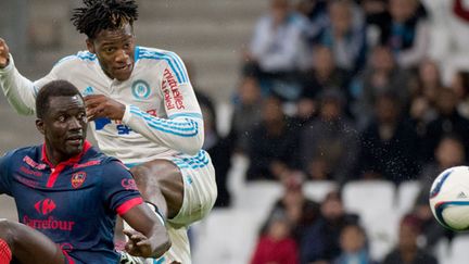 L'attaquant de l'OM Michy Batshuayi à la lutte avec le défenseur d'Ajaccio Kader Mangane lors de la rencontre OM-Ajaccio au Vélodrome en décembre dernier.