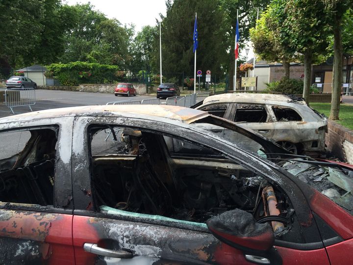 Des voitures brûlées sur la place devant la mairie à Beaumont-sur-Oise (Val-d'Oise), jeudi 21 juillet 2016. (CLEMENT PARROT / FRANCETV INFO)