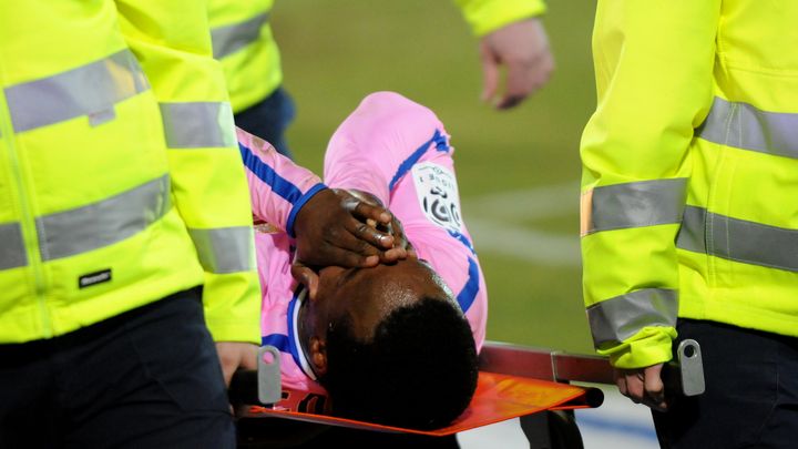 L'attaquant d'Evian Sidney Govou &eacute;vacu&eacute; du terrain apr&egrave;s une blessure face &agrave; Sochaux, &agrave; Annecy, le 10 mars 2011. (JEAN-PIERRE CLATOT / AFP)