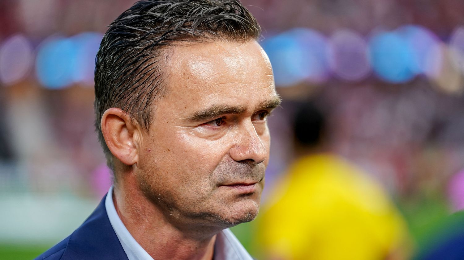 Voormalig Nederlands international Marc Overmars mag een jaar lang niet voetballen vanwege 'ongepaste berichten'