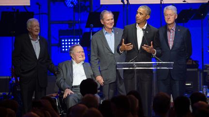 Jimmy Carter, George H. Bush, George W. Bush, Bill Clinton et Barack Obama, lors d'un concert caritatif à College Station (Texas, Etats-Unis), le 21 octobre 2017.&nbsp; (JIM CHAPIN / AFP)