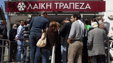 Le 28 mars 2013, des clients attendent l'ouverture de leur banque après 12 jours de fermeture. (AFP)