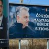 Des affiches électorales du Premier ministre hongrois Viktor Orban (D) et de l'opposant Peter Marki-Zay (G), le 28 mars 2022 à&nbsp;Kisvarda, dans le nord-est de la Hongrie.&nbsp; (ATTILA KISBENEDEK / AFP)