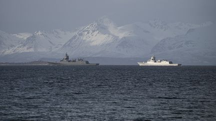 Deux navires militaires participent à "Cold Response", une manoeuvre de l'Otan, en Arctique, au large de la Norvège, le 21 mars 2022. (JONATHAN NACKSTRAND / AFP)