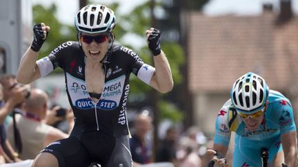 Jan Bakelants vainqueur devant Lieuwe Westra de la 6e étape du Criitérium du Dauphiné (LIONEL BONAVENTURE / AFP)