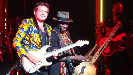 Matthieu Chedid et Sidiki Diabaté à l'unisson salle Pleyel le 9 juin 2017.
 (Laure Narlian / Culturebox)