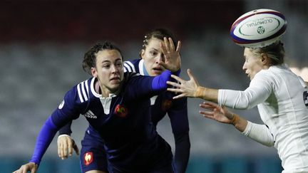 La demi-mêlée française Yanna Rivoalen (à gauche) face à l'Angleterre, à Twickenham, , le 9 novembre 2016. (ADRIAN DENNIS / AFP)