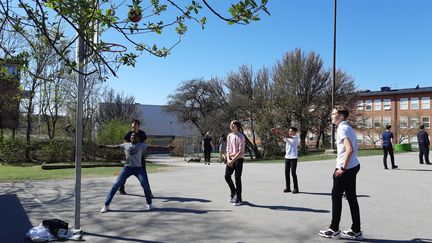 Des collégiens jouent au basket dans la cour de leur école, à Bromma près de Stockholm, le 23 avril 2020. (LOUISE BODET / RADIO FRANCE)