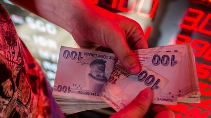 Des livres turques dans un bureau de change, le 8 août 2018, à Istanbul (Turquie). (YASIN AKGUL / AFP)