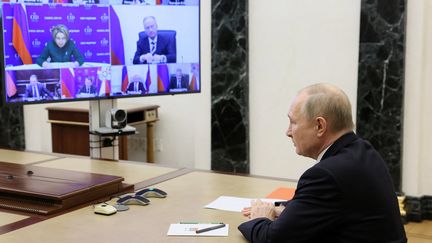 Vladimir Poutine lors d'une réunion avec les membres du Conseil de sécurité par visioconférence à la résidence d'État de Novo-Ogaryovo, à l'extérieur de Moscou, en Russie, le 6 décembre 2022. (MIKHAIL METZEL / SPUTNIK / AFP)