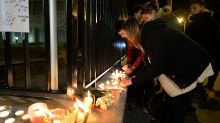 Une veillée organisée devant le lycée Saint-Exupéry à Lyon (Rhône), où sont scolarisés les élèves emportés par une avalanche, le 13 janvier 2016. (MAXPPP)