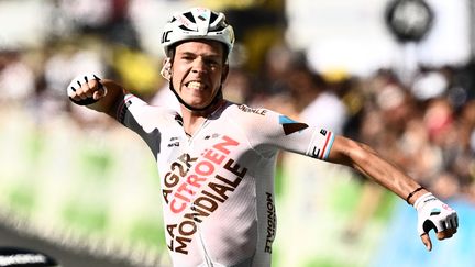 Le bonheur du Luembourgeois Bob Jungels, vainqueur de la 9e étape du Tour de France, le 10 juillet 2022. (MARCO BERTORELLO / AFP)