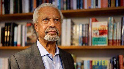 La prix Nobel de littérature,&nbsp;Abdulrazak Gurnah, le 8 octobre 2021, à Londres. (TOLGA AKMEN / AFP)