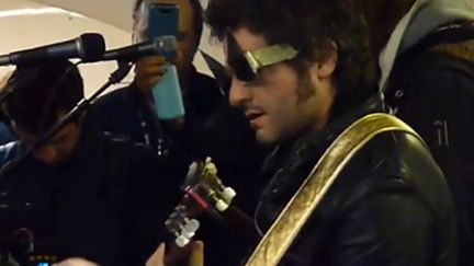 Matthieu Chedid en concert dans le métro le 18 novembre 2013.
 (saisie écran vidéo D Anthony)