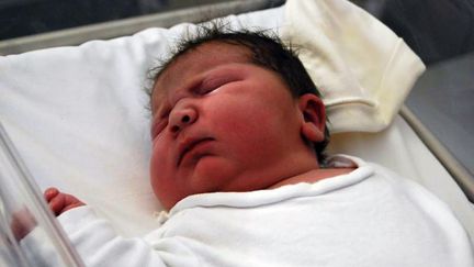 Maria Lorena Marin, 6,2 kg &agrave; la naissance, est le plus gros b&eacute;b&eacute; n&eacute; en Espagne sans intervention chirurgicale. (HOSPITAL MARINA SALUD / AFP)