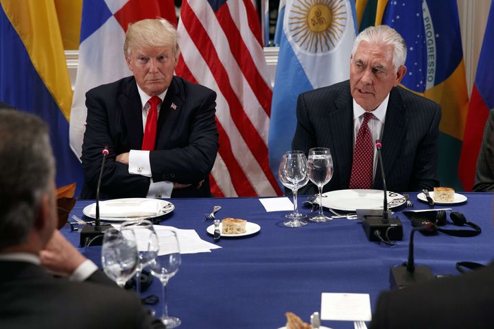 Donald Trump et le secrétaire d'Etat, Rex Tillerson, lors d'un dîner en marge de l'Assemblée générale des Nations unies, le 18 septembre 2017, à New York. (EVAN VUCCI/AP/SIPA / AP)