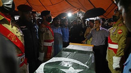 Des soldats se tiennent autour du cercueil d'Abdul Qadeer Khan après sa mort le 10 octobre 2021. (AAMIR QURESHI / AFP)