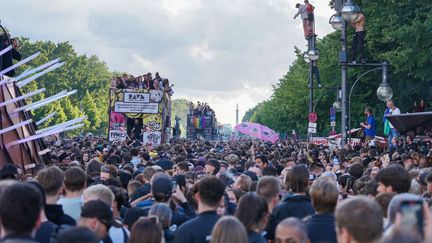 Plusieurs milliers de personnes ont défilé samedi 9 juillet 2022 à Berlin (Allemagne) pour une parade techno baptisée "Rave The Planet". (JORG CARSTENSEN / DPA / AFP)