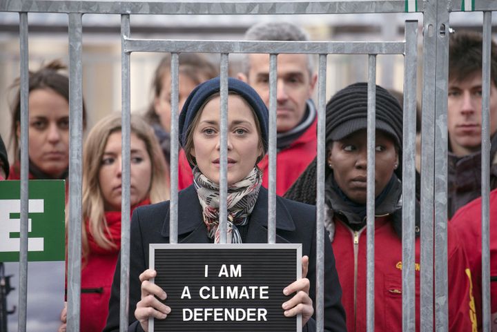 L'actrice Marion Cotillard en cage à Paris le 15 novembre 2013 en soutien aux militants de Greenpeace
 (FRED DUFOUR / AFP)