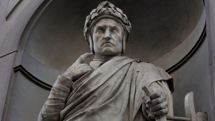 Statue de Dante,&nbsp;dans la Galleria degli Uffizi, à Florence, en Italie. (MANUEL COHEN / AFP)