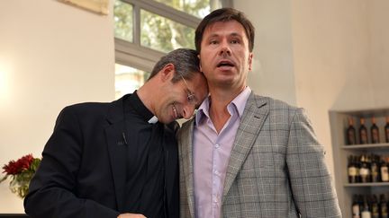 Le p&egrave;re Krysztof Olaf Charamsa (&agrave; gauche) a r&eacute;v&eacute;l&eacute; son homosexualit&eacute;, le 3 octobre 2015 &agrave; Rome (Italie). (TIZIANA FABI / AFP)