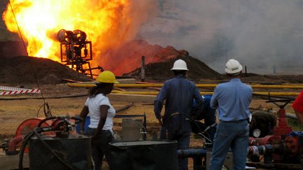 Premiers essais de torchage sur le puit de Waranga dans l'Ouest de l'Ouganda, le 28 juin 2006. Nous sommes dans la vallée du Rift. (HANDOUT . / X80001)