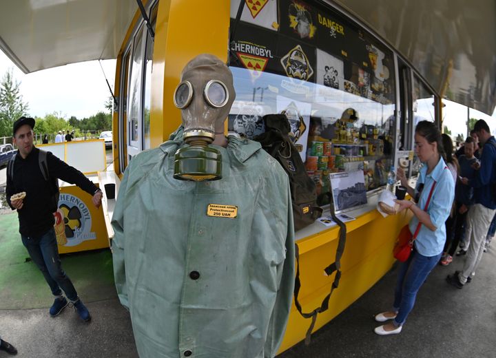 Magasin de souvenir à l'entrée de la zone d'exclusion de Tchernobyl. Depuis le début de la mini-série, le tourisme dans la zone a bondi de 30%. (GENYA SAVILOV / AFP)