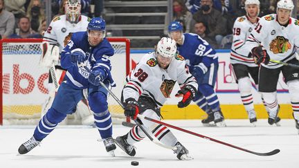 Les joueurs de Toronto (en bleu) et de Chicago (en blanc), ici lors de leur match le 11 décembre 2021, seront au repos forcé après le report de leur match du début de semaine.&nbsp; (CLAUS ANDERSEN / GETTY IMAGES NORTH AMERICA)