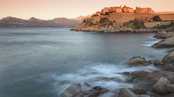 La citadelle de Calvi en Corse accueille en juillet le festival Calvi On The Rock. (MARKUS LANGE / ROBERT HARDING PREMIUM)