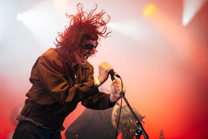 Lias des Fat White Family, la chevelure en flammes en mode "Super Saiyan".
 (Olivier Hoffschir)