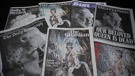 Les unes de la presse au Royaume-Uni consacrées à la mort de la reine Elizabeth II, le 9 septembre 2022. (PAUL ELLIS / AFP)