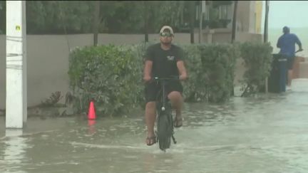 En prévention de l'ouragan Idalia qui s'apprête à toucher la Floride, des communes ont été évacuées. Le phénomène pourrait devenir extrêmement dangereux.