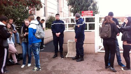 Des lyc&eacute;ens et des gendarmes devant le lyc&eacute;e professionnel de l'Estuaire de Blaye (Gironde), apr&egrave;s l'agression d'un &eacute;l&egrave;ve par un autre, le 19 mars 2013. (MAXPPP)