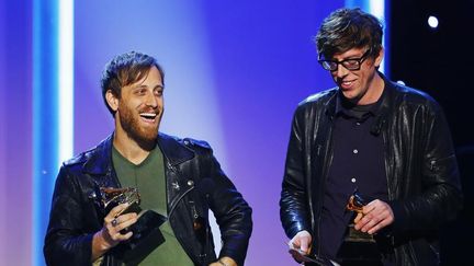 Le duo blues-rock des Black Keys re&ccedil;oit le Grammy Award de la meilleure chanson rock, le 10 f&eacute;vrier 2013 &agrave; Los Angeles (Californie, Etats-Unis). (MIKE BLAKE / REUTERS)