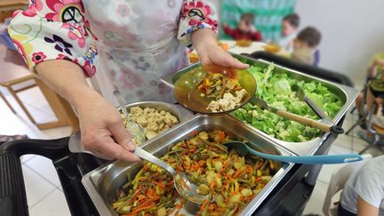 Repas dans une cantine scolaire du Finistère, en juin 2022. (FRANCOIS DESTOC / MAXPPP)