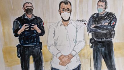 Salah Abdeslam devant la cour d'assises spéciale de Paris, au premier jour de son interrogatoire au procès des attentats du 13 novembre 2015, mercredi 9 février 2022.&nbsp; (ELISABETH DE POURQUERY / FRANCE TELEVISIONS)