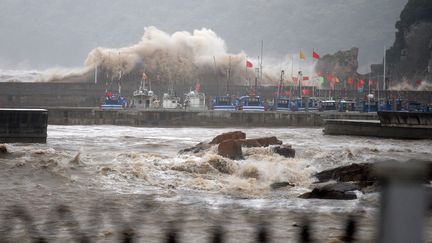 Une vague g&eacute;ante provoqu&eacute;e par le typhon Chan-Hom dans le port de&nbsp;Zhoushan, dans la province de&nbsp;Zhejiang, en Chine, le 10 juillet 2015. (WU LINHONG / XINHUA / AFP)