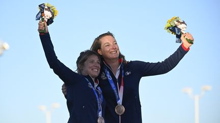 Camille Lecointre et Aloïse Retornaz célèbrent leur médaille de bronze, le 4 août (OLIVIER MORIN / AFP)