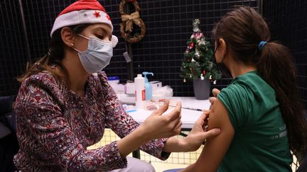 Une enfant considérée "à risque" se fait vacciner contre le Covid-19, le 18 décembre 2021 au centre de vaccination de Massy (Essonne). (LP / ARNAUD JOURNOIS / MAXPPP)