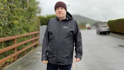 Martin Mc Keown, membre du parti socialiste républicain et ancien prisonnier de guerre, ici à Newry, en Irlande du Nord. (VALENTIN DUNATE / RADIO FRANCE)