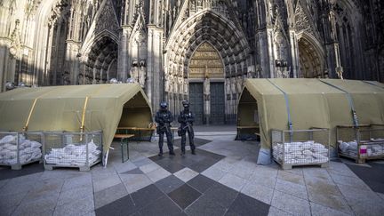 La zone autour de la cathédrale de Cologne (Allemagne) est fortement gardée par des policiers armés de mitrailleuses, le 31 décembre 2023. (THOMAS BANNEYER / DPA / AFP)