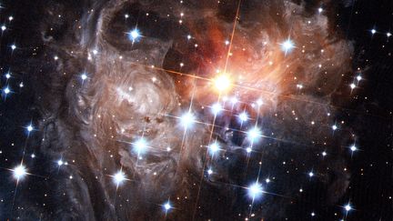 L'étoile&nbsp;V838 Monocerotis, caractérisée par son intensité variable, a été découverte en 2002. Elle a été depuis été photographiée à de nombreuses reprises par Hubble afin de comprendre les&nbsp;variations de son éclat. Ce cliché a été pris le 9 septembre 2006. (H. BOND/NASA/ESA/STSCI / STI)