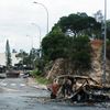 Un véhicule brûlé à Nouméa, en Nouvelle-Calédonie, le 21 mai 2024. (THEO ROUBY / AFP)