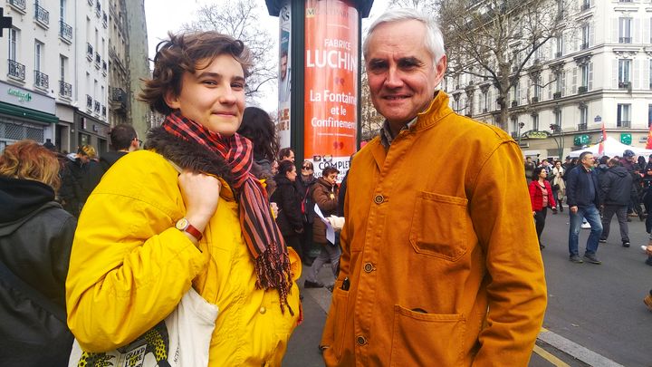 Marthe, 17 ans, lycéenne, et Vladimir, 53 ans, réalisateur, lors d'une manifestation contre la réforme des retraites, à Paris, le 23 mars 2023. (LOLA SCANDELLA/FRANCEINFO)