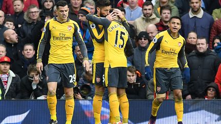 Olivier Giroud félicité par ses partenaires (PAUL ELLIS / AFP)